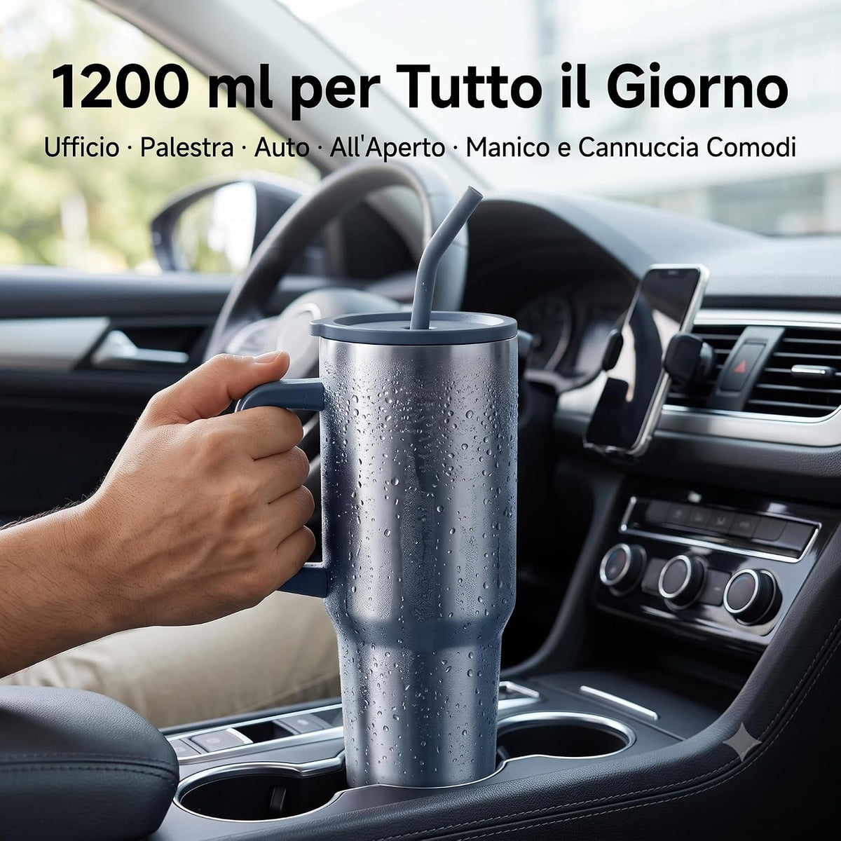 Tazza termica con manico e cannuccia da 1200 ml in acciaio inox utilizzata in auto.