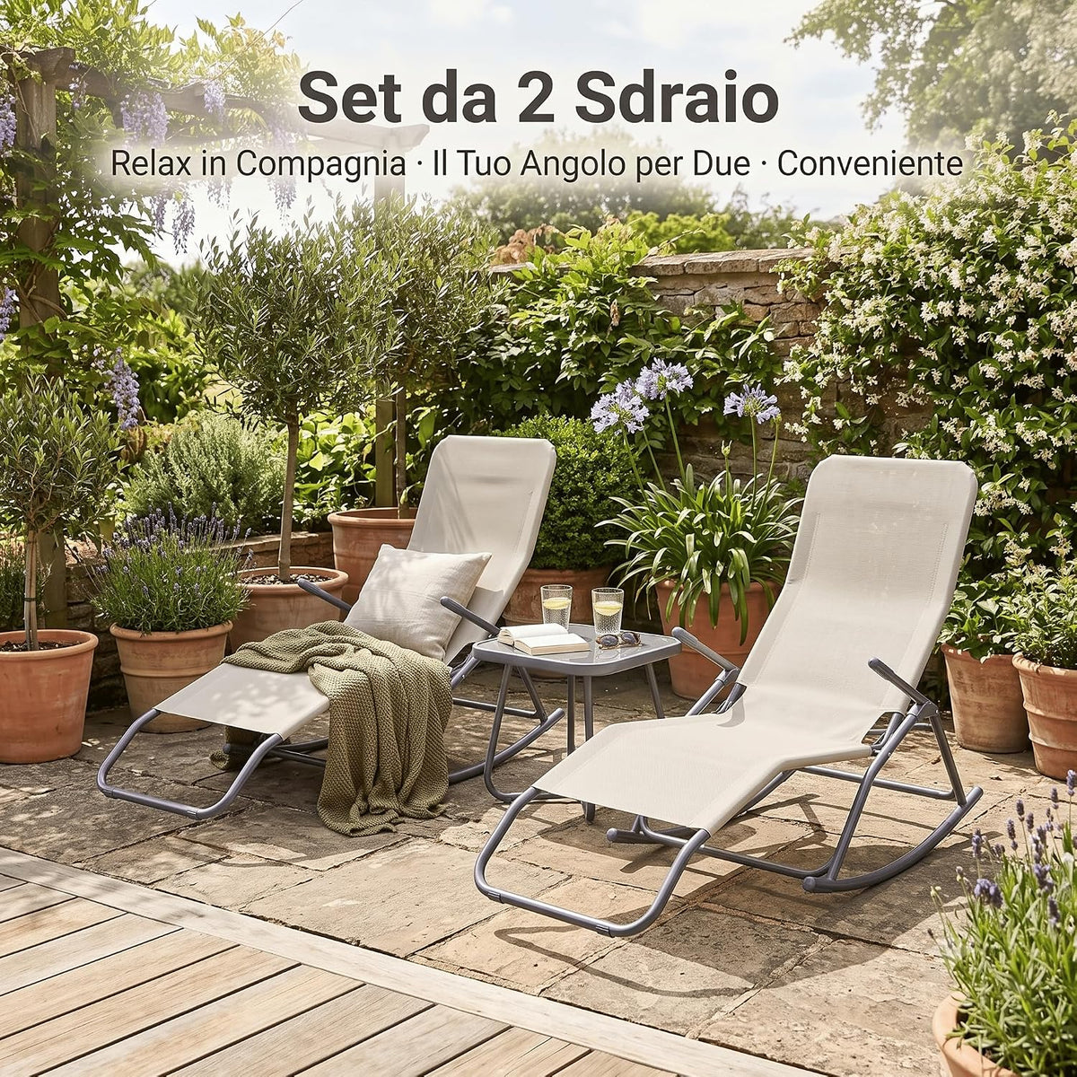 Set da 2 sdraio a dondolo da giardino beige melange per il relax all'aperto in un angolo verde.